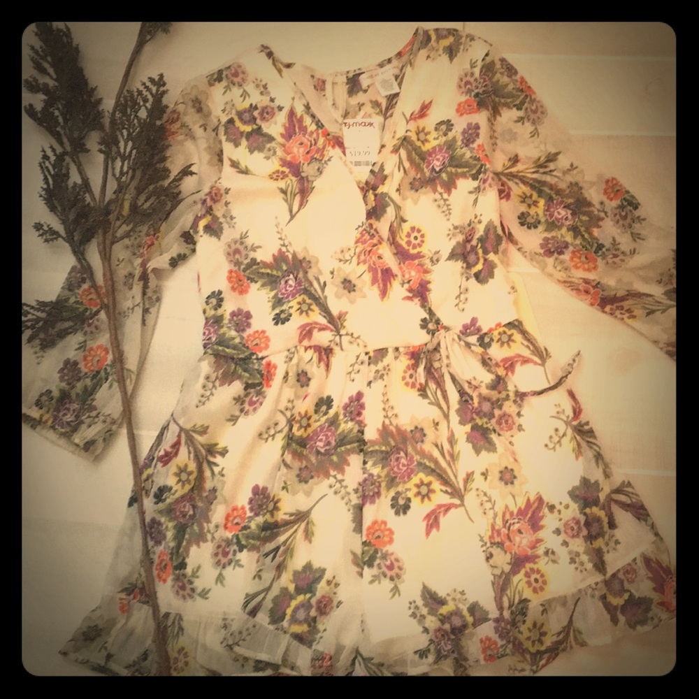 Cute cream floral romper!